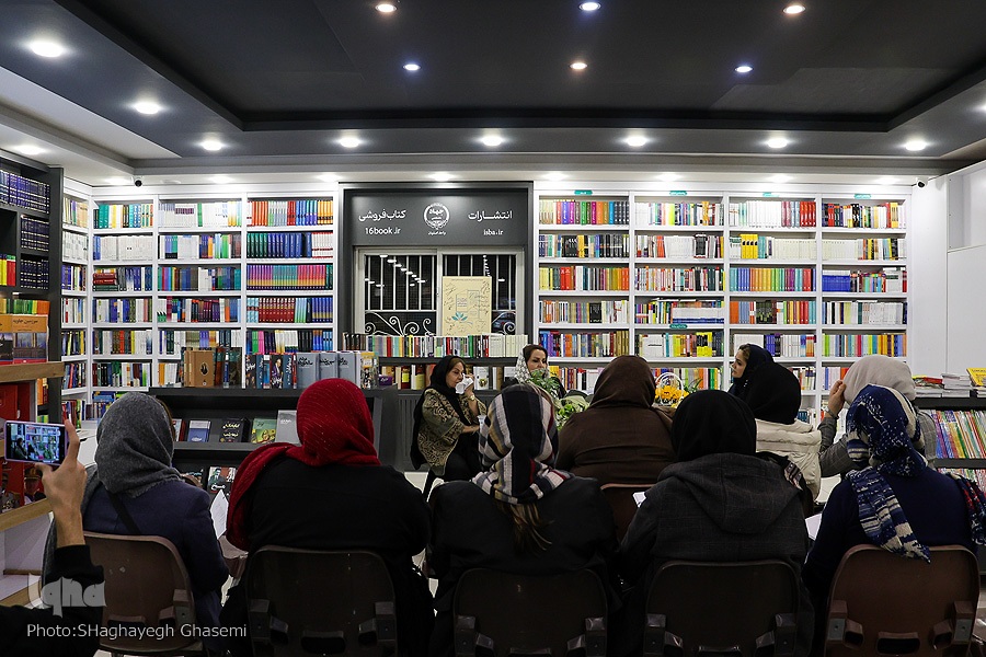 نشست نقد و بررسی کتاب «به سمت دره زیتون» در کتابفروشی جهاددانشگاهی واحد اصفهان