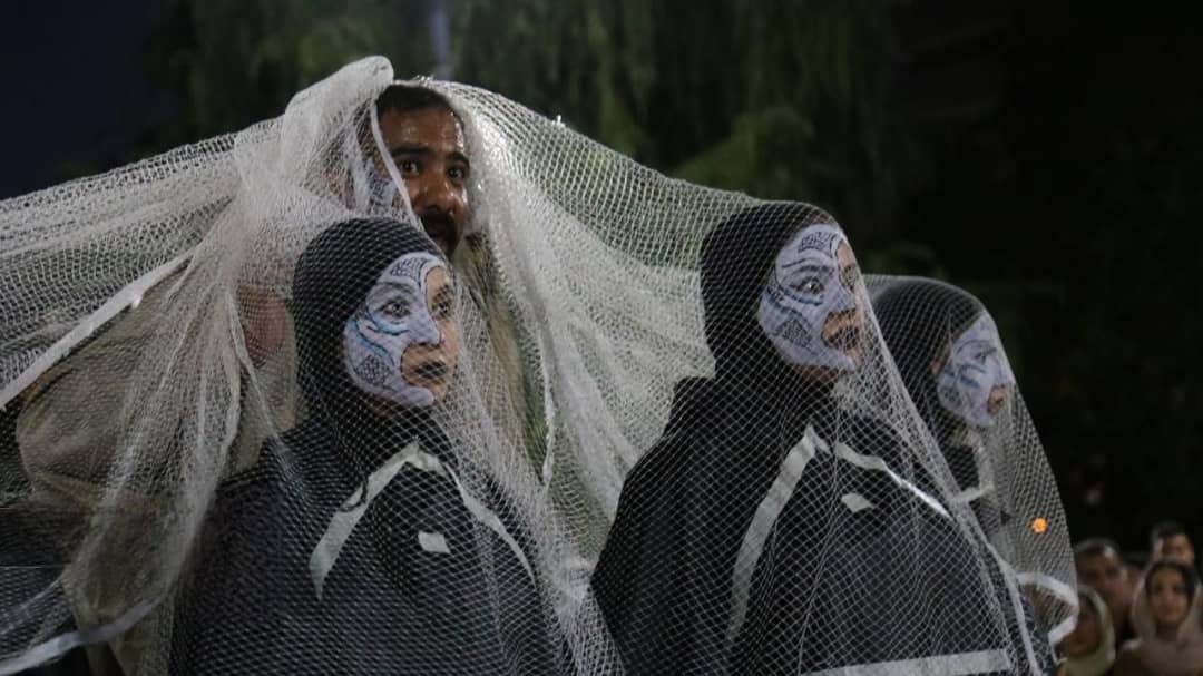 نمایش بهمنشیر، یک نفر