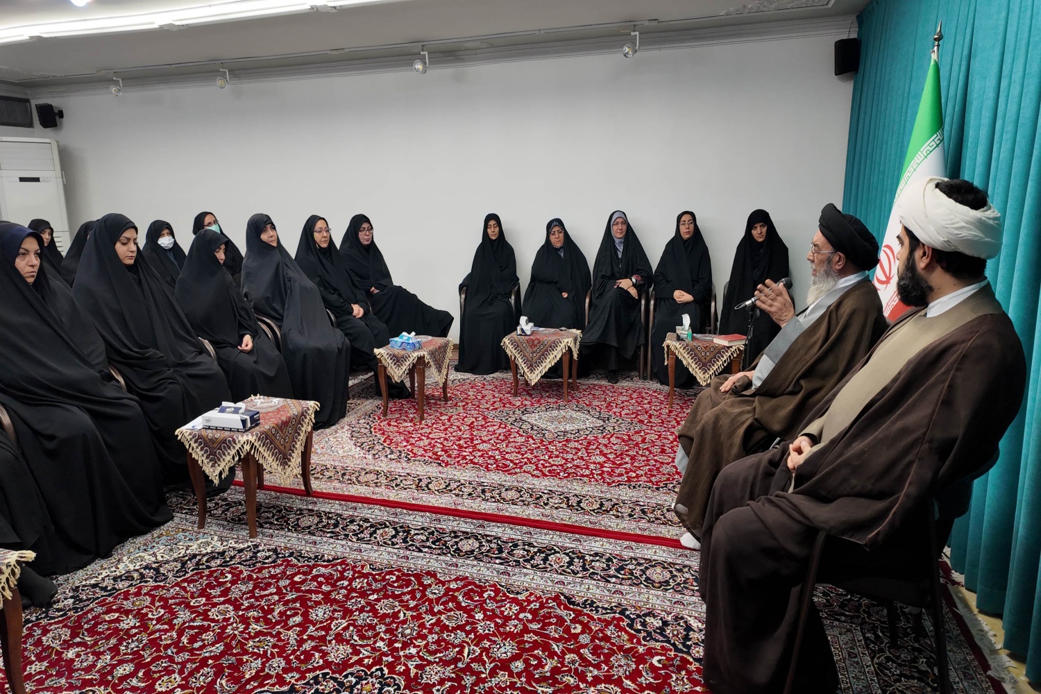 دیدار امام جمعه اصفهان با اعضای ستاد بزرگداشت مقام زن و روز مادر