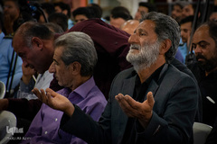 ⁨عطر افشانی و گلباران مزار شهدا در اصفهان⁩