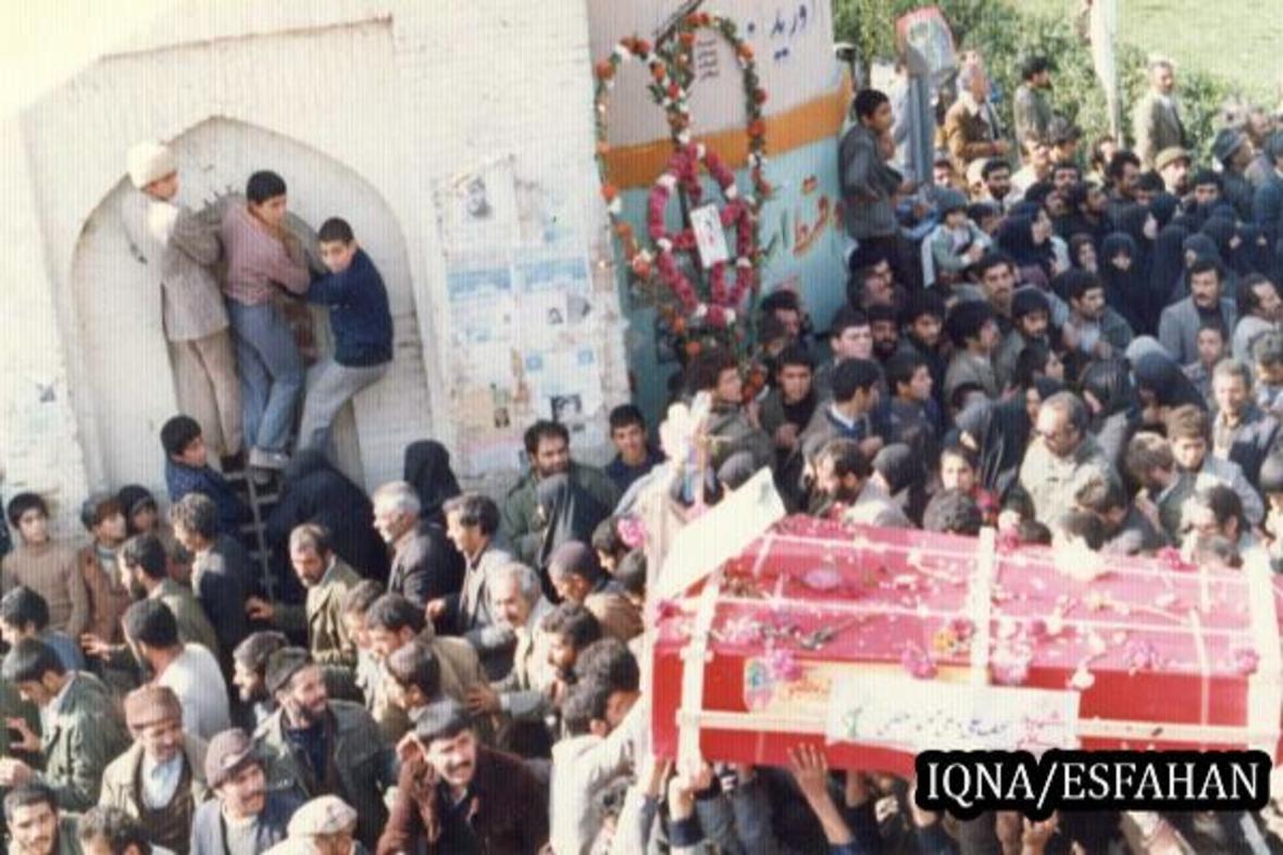 تصاویر روز 25 آبان سال 61 در اصفهان
