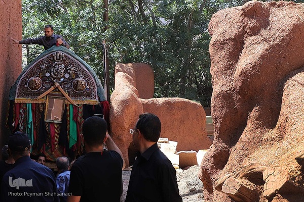 آیین سنتی «نخل‌گردانی» در روستای ابیانه نطنز