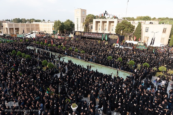 اجتماع عظیم عاشورایی مردم اصفهان در میدان امام حسین (ع)