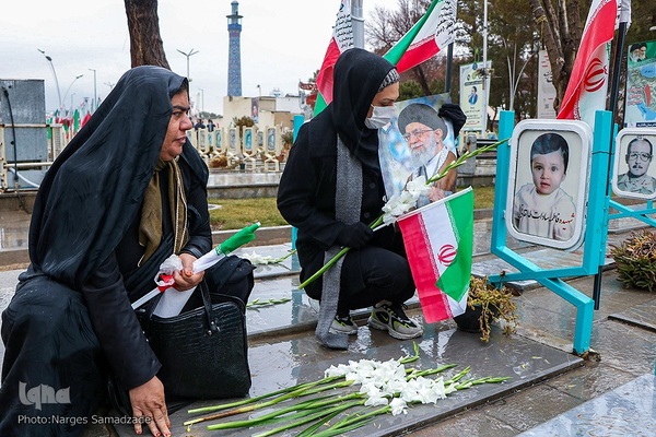 گرامیداشت دهه فجر و سالروز بازگشت امام خمینی(ره) در گلستان شهدا