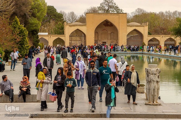 استقبال بی نظیر مسافران نوروزی از کاخ چهلستون اصفهان