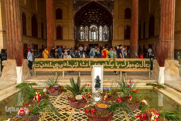 استقبال بی نظیر مسافران نوروزی از کاخ چهلستون اصفهان