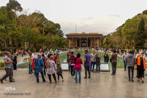 استقبال بی نظیر مسافران نوروزی از کاخ چهلستون اصفهان