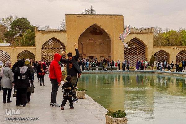 استقبال بی نظیر مسافران نوروزی از کاخ چهلستون اصفهان
