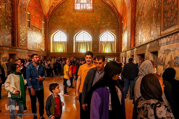 استقبال بی نظیر مسافران نوروزی از کاخ چهلستون اصفهان