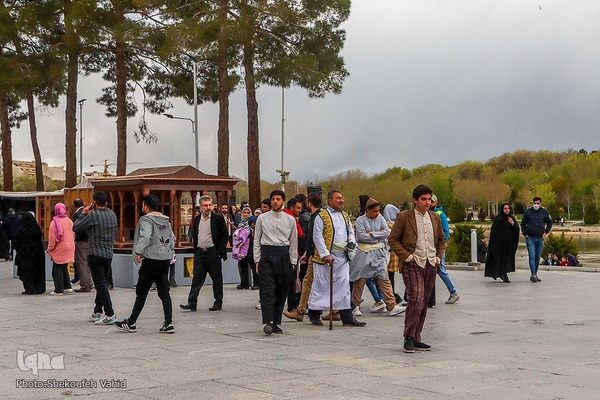 مسافران نوروزی در کنار پل خواجو‎‎