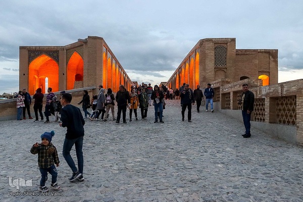 مسافران نوروزی در کنار پل خواجو‎‎