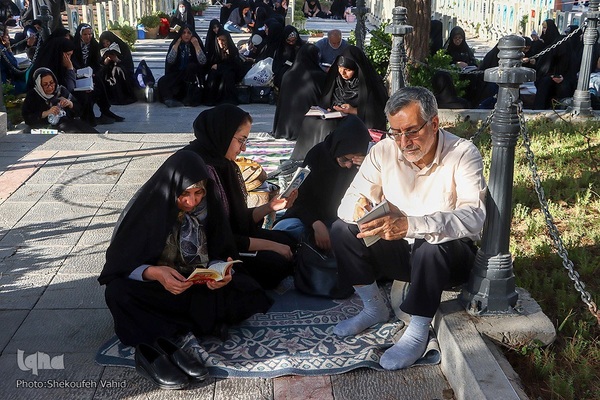 دعای عرفه در گلستان شهدای اصفهان