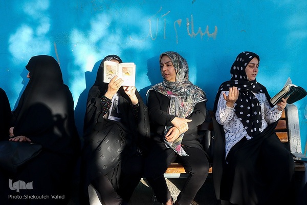 دعای عرفه در گلستان شهدای اصفهان