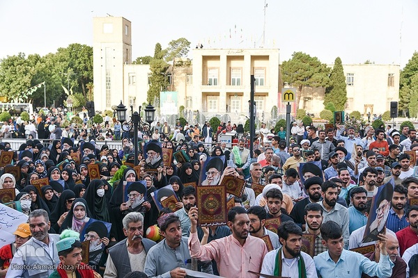 تجمع مردم اصفهان در اعتراض به هتک حرمت ساحت قرآن کریم
