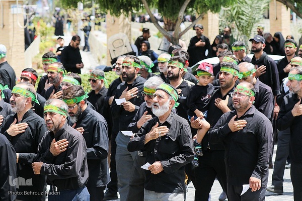 مراسم عزاداری و نماز ظهر عاشورا در اصفهان‎