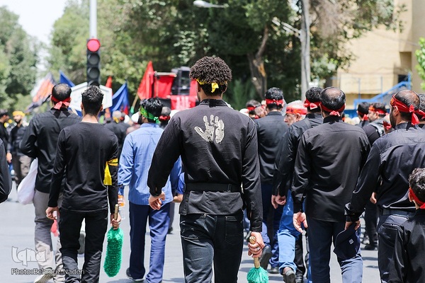 مراسم عزاداری و نماز ظهر عاشورا در اصفهان‎