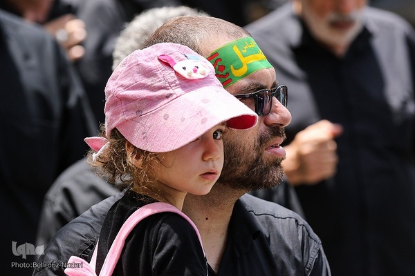 مراسم عزاداری و نماز ظهر عاشورا در اصفهان‎