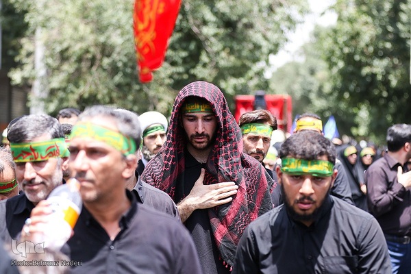 مراسم عزاداری و نماز ظهر عاشورا در اصفهان‎