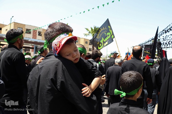مراسم عزاداری و نماز ظهر عاشورا در اصفهان‎
