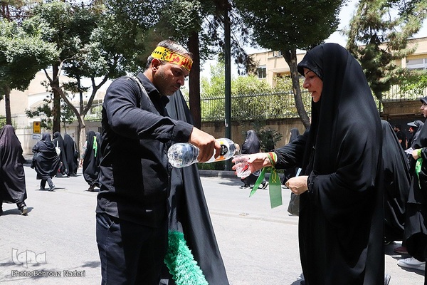 مراسم عزاداری و نماز ظهر عاشورا در اصفهان‎