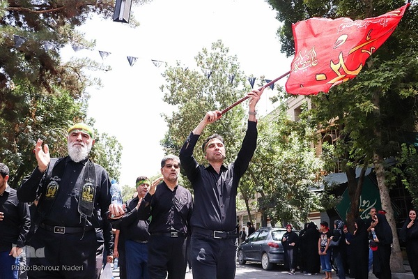 مراسم عزاداری و نماز ظهر عاشورا در اصفهان‎