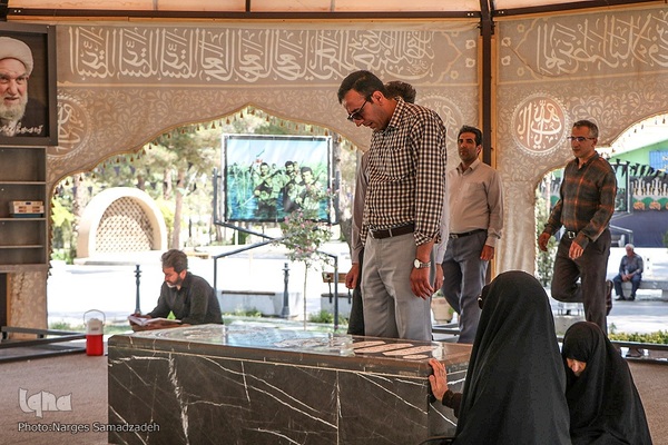 غبار روبی مزار شهدا‎ با حضور اعضای جهاد دانشگاهی اصفهان