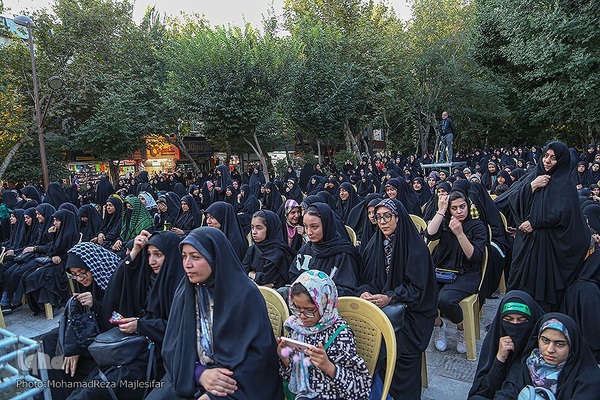 اجتماع دختران دهه هشتادی در گذر فرهنگی چهارباغ‎