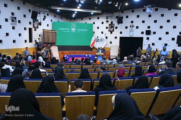 رونمایی از پوستر سی‌و‌پنجمین جشنواره بین‌المللی فیلم‌های کودکان و نوجوانان اصفهان‎