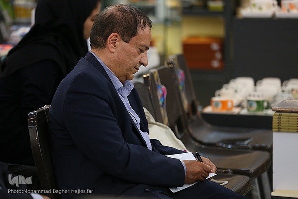 نشست گفت‌وگو درباره کتاب «توسعه پایدار و محیط‌زیست در سیاست خارجی ایران»