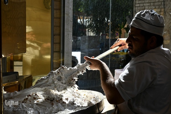 سوغات شیرین شهر گنبد‌های فیروزه‌ای