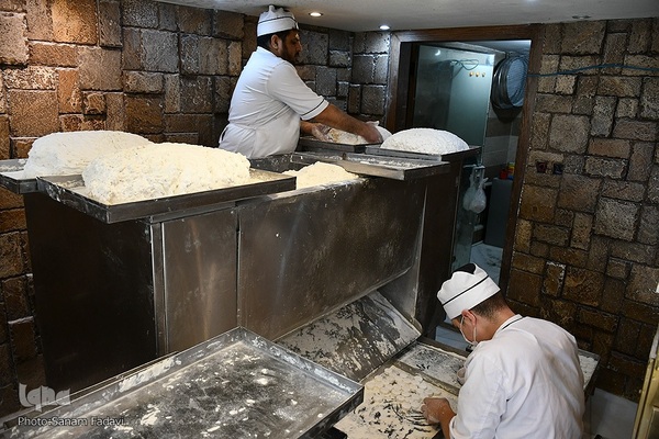 سوغات شیرین شهر گنبد‌های فیروزه‌ای