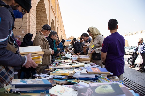 گذری بر جمعه بازار کتاب اصفهان