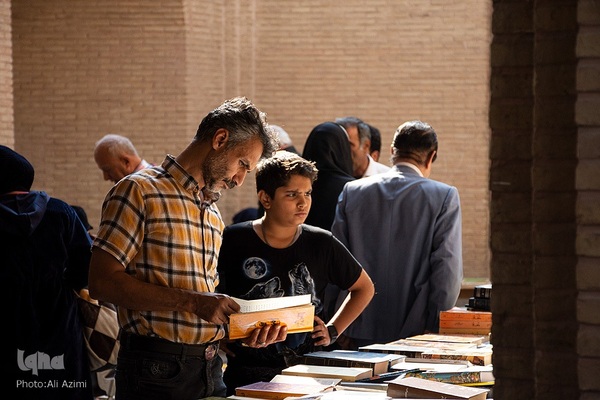 گذری بر جمعه بازار کتاب اصفهان