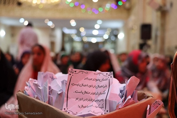 اعتکاف ۵۰۰ نفری نوجوانان دختر در اصفهان