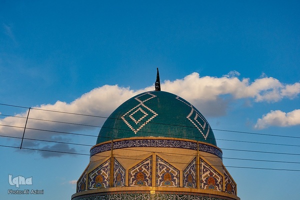 آسمان آبی شهر گنبد‌های فیروزه‌ای