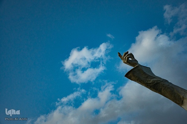 آسمان آبی شهر گنبد‌های فیروزه‌ای