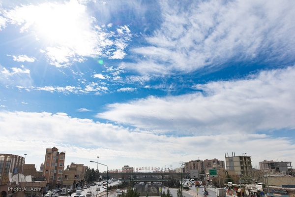 آسمان آبی شهر گنبد‌های فیروزه‌ای