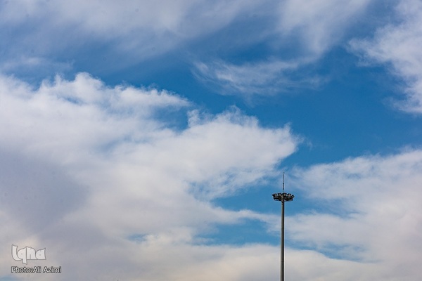 آسمان آبی شهر گنبد‌های فیروزه‌ای