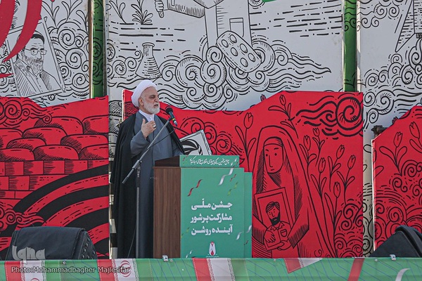 راهپیمایی یوم الله ۲۲ بهمن در میدان امام (ره) اصفهان