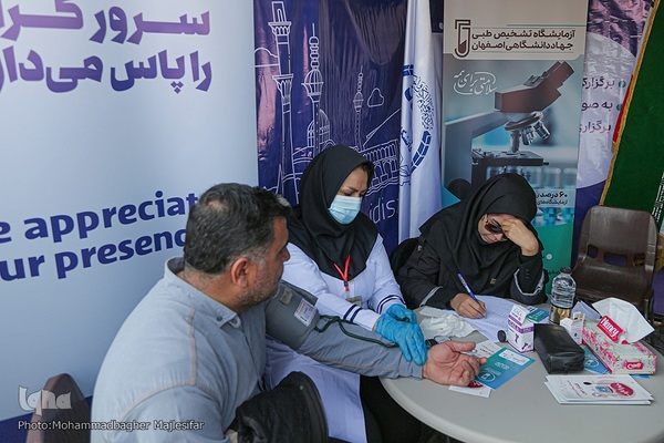 راهپیمایی یوم الله ۲۲ بهمن در میدان امام (ره) اصفهان