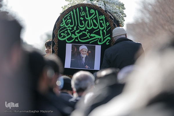 آیین تشییع و خاکسپاری پیکر مرحوم آیت‌الله شوشتری