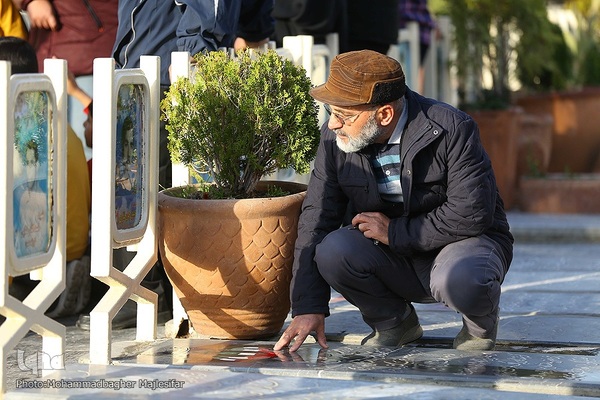 حال و هوای گلستان شهدای اصفهان در آخرین پنجشنبه سال