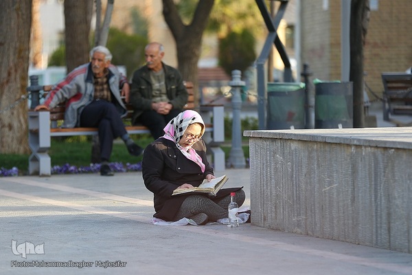 حال و هوای گلستان شهدای اصفهان در آخرین پنجشنبه سال