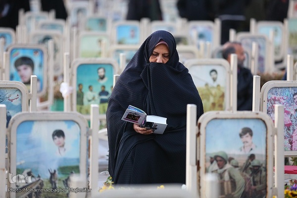 ویژه‌برنامه تحویل سال نو در گلستان شهدای اصفهان