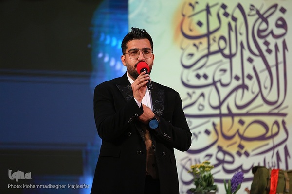 ویژه‌برنامه تحویل سال نو در گلستان شهدای اصفهان