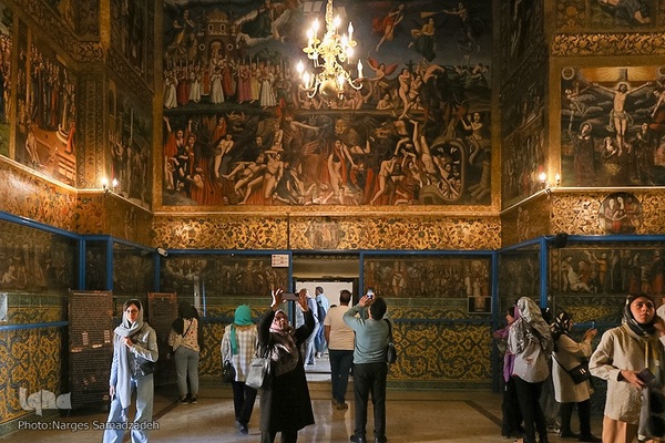 بازدید مسافران نوروزی از کلیسای وانک