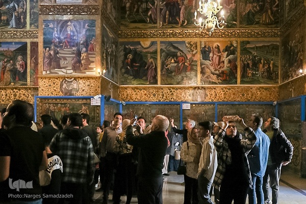 بازدید مسافران نوروزی از کلیسای وانک