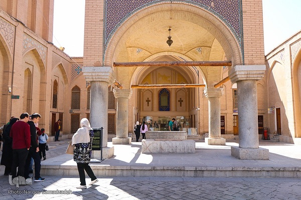 بازدید مسافران نوروزی از کلیسای وانک