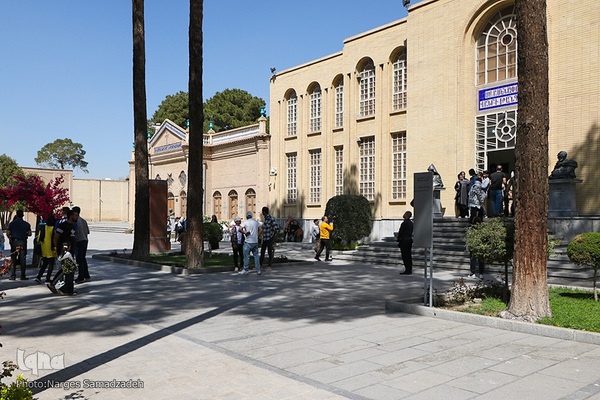 بازدید مسافران نوروزی از کلیسای وانک