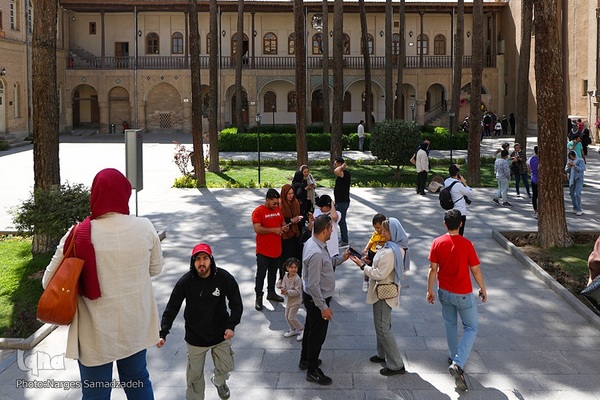 بازدید مسافران نوروزی از کلیسای وانک